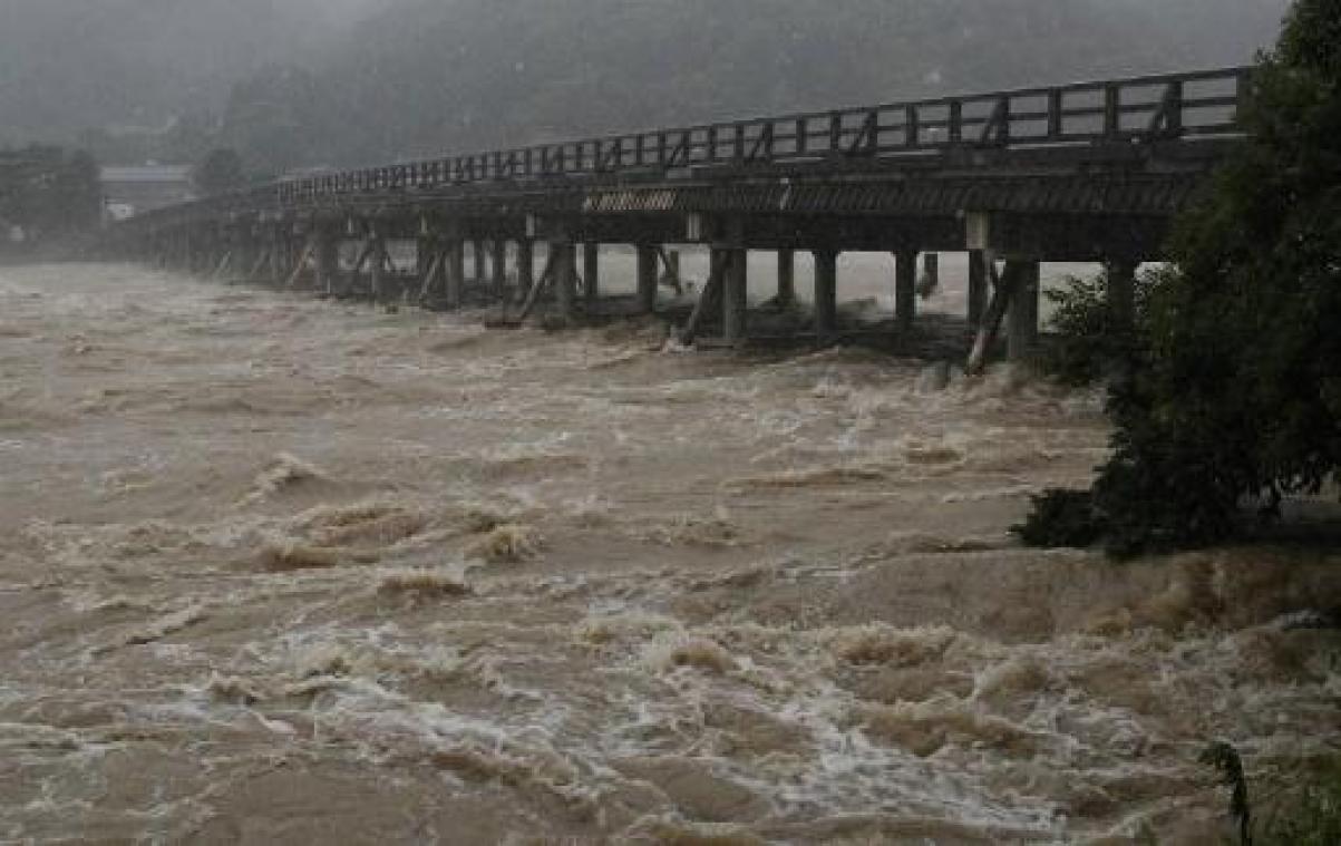 Drie doden door noodweer in Japan, honderdduizenden mensen moeten huizen verlaten