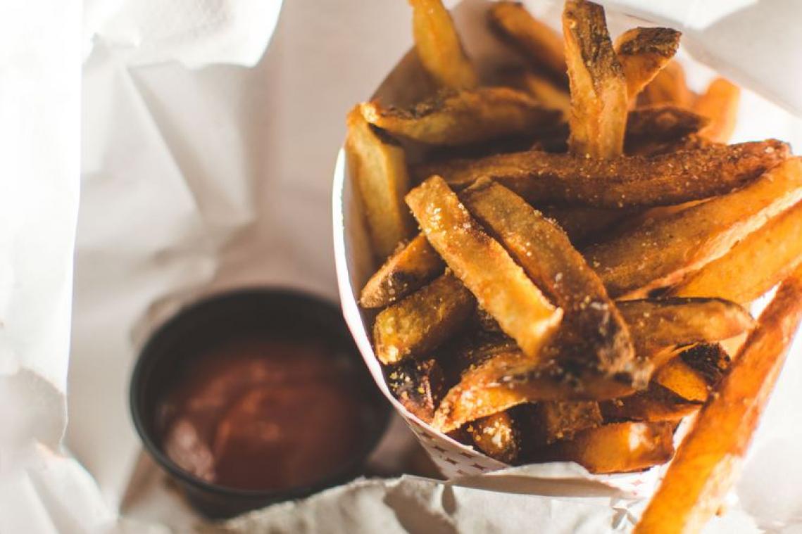 Frituur serveert hamburgers met speculoospasta en mandarijn