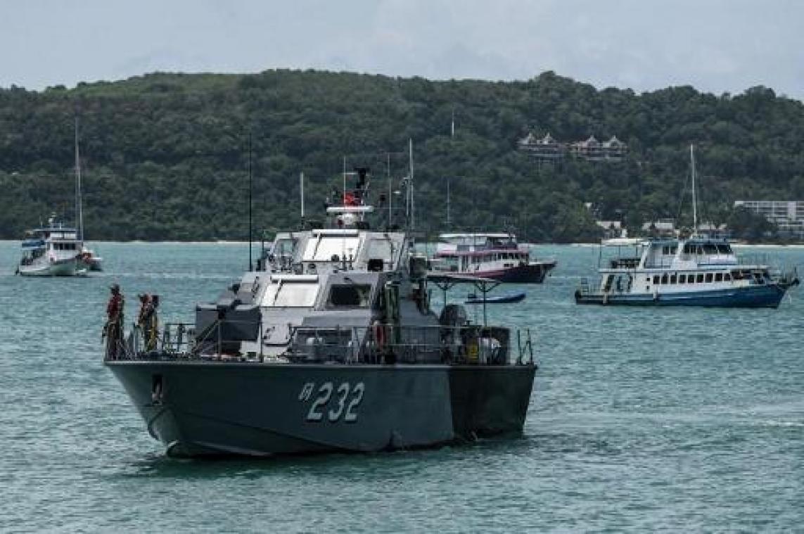 Acht lichamen geborgen, nog 48 vermisten na scheepsrampen in Thailand