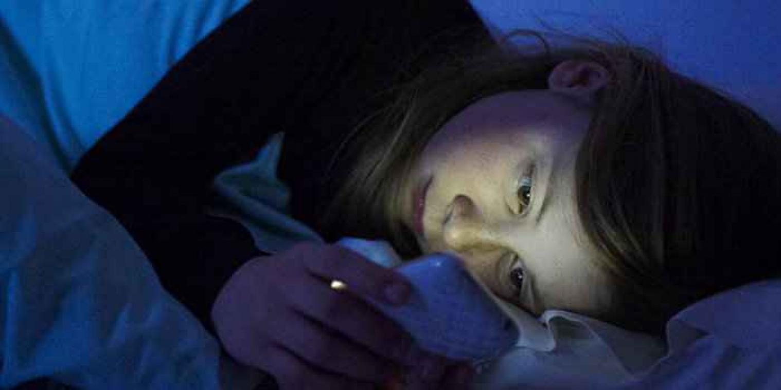 Waarom u beter uw smartphone de slaapkamer uitschopt