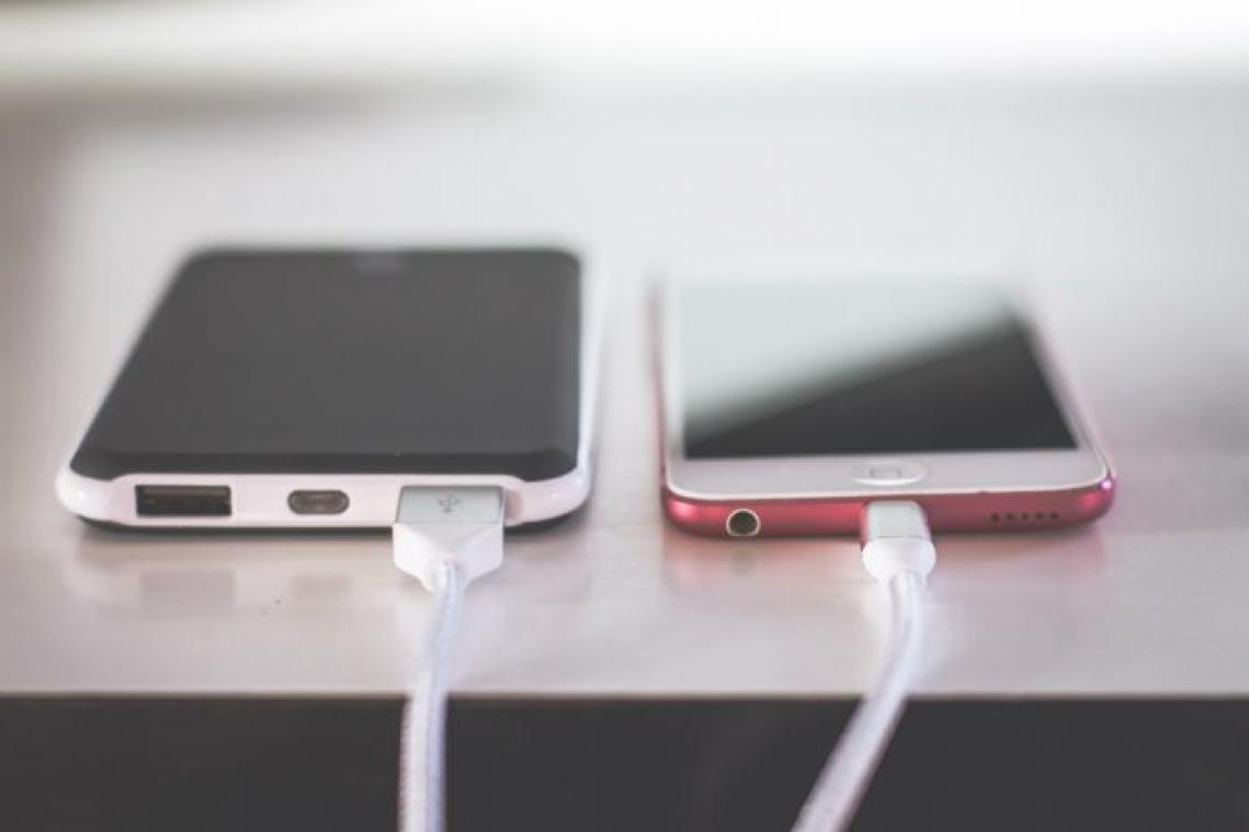 'Nieuwsgierige' puber stopt USB-kabel in penis
