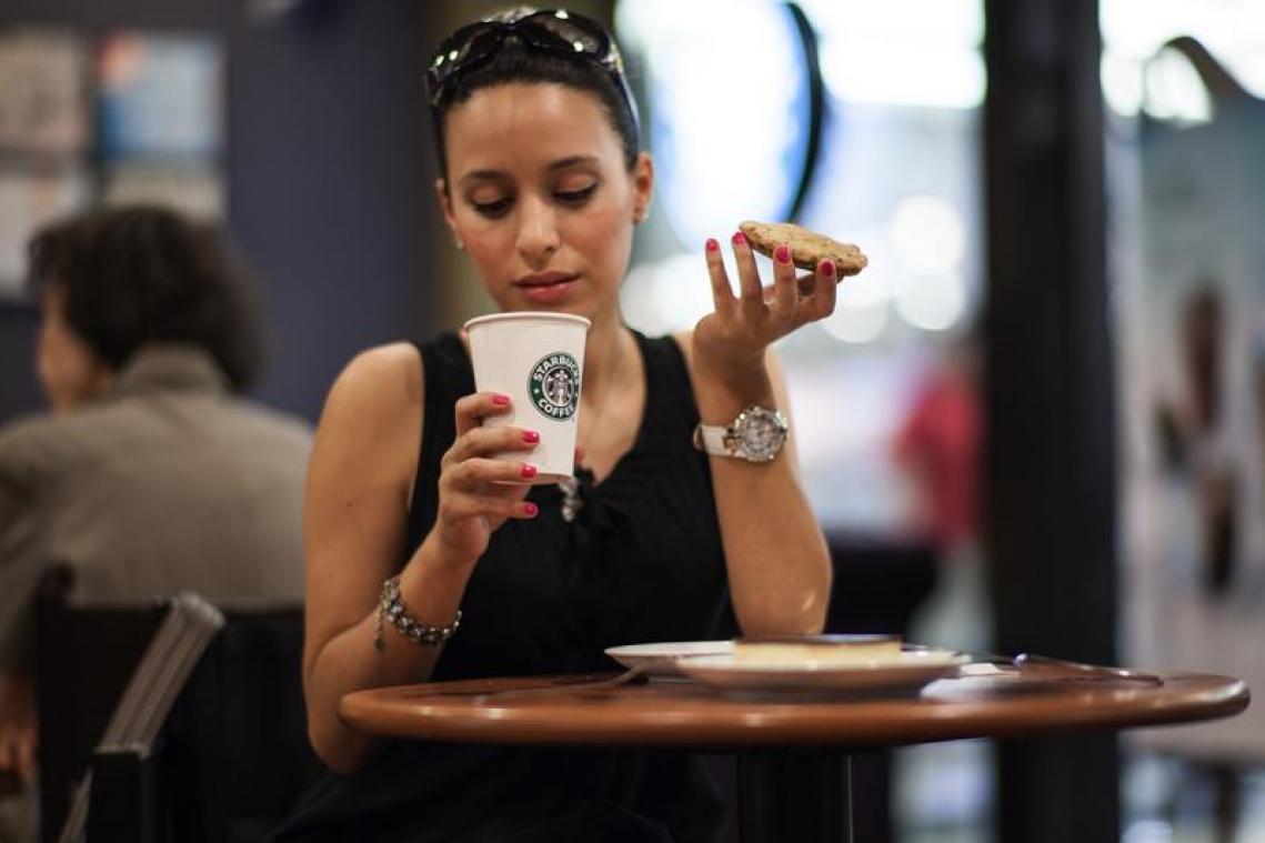 Starbucks zet medewerkster die spot dreef met stotterende klant op straat