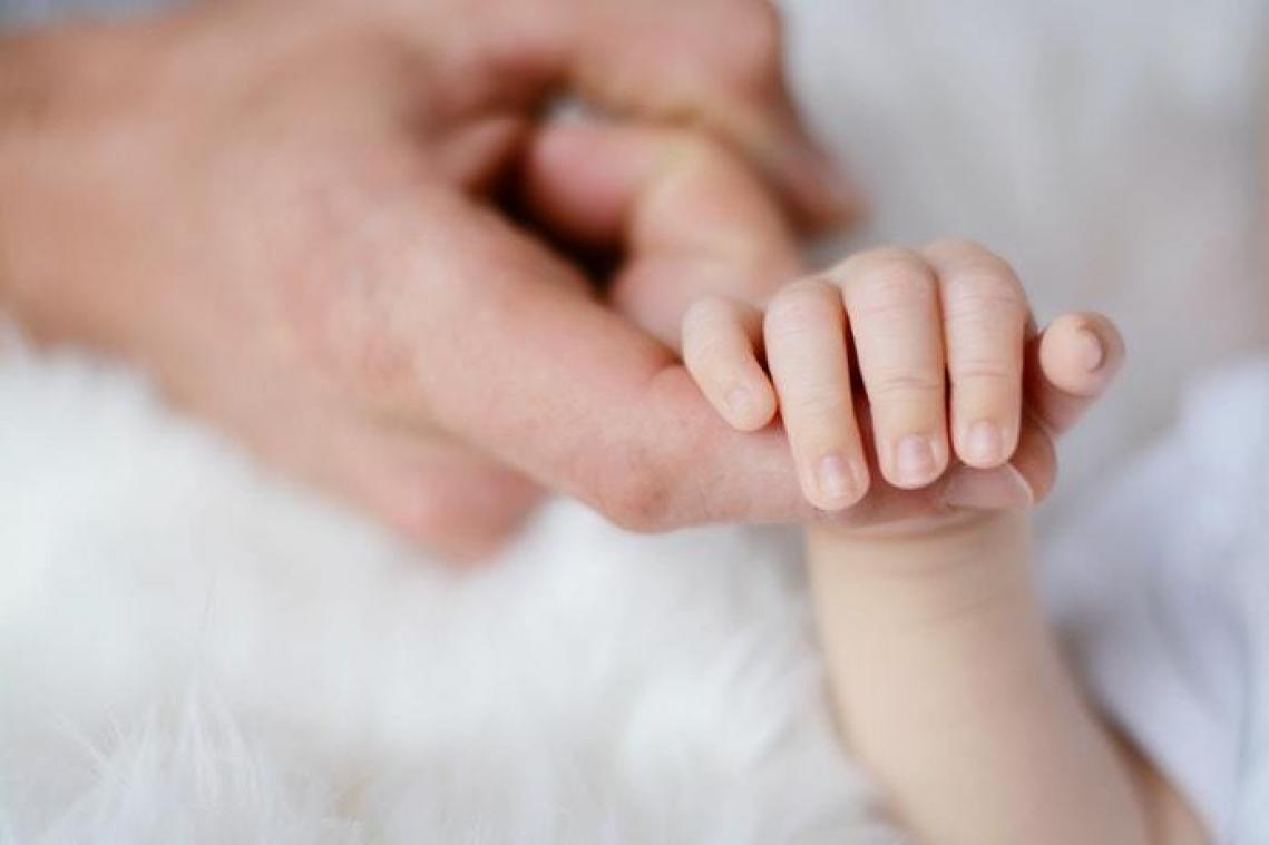 Baby begraven en achtergelaten, maar levend teruggevonden