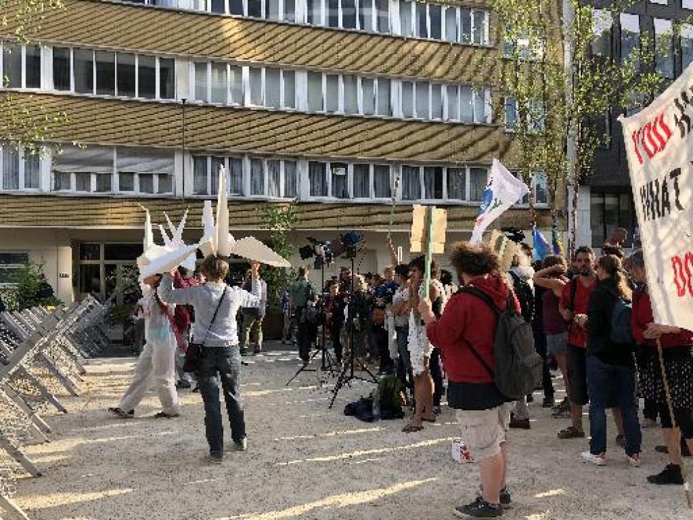 Betogers fluiten regeringsleiders uit bij aankomst Jubelpark