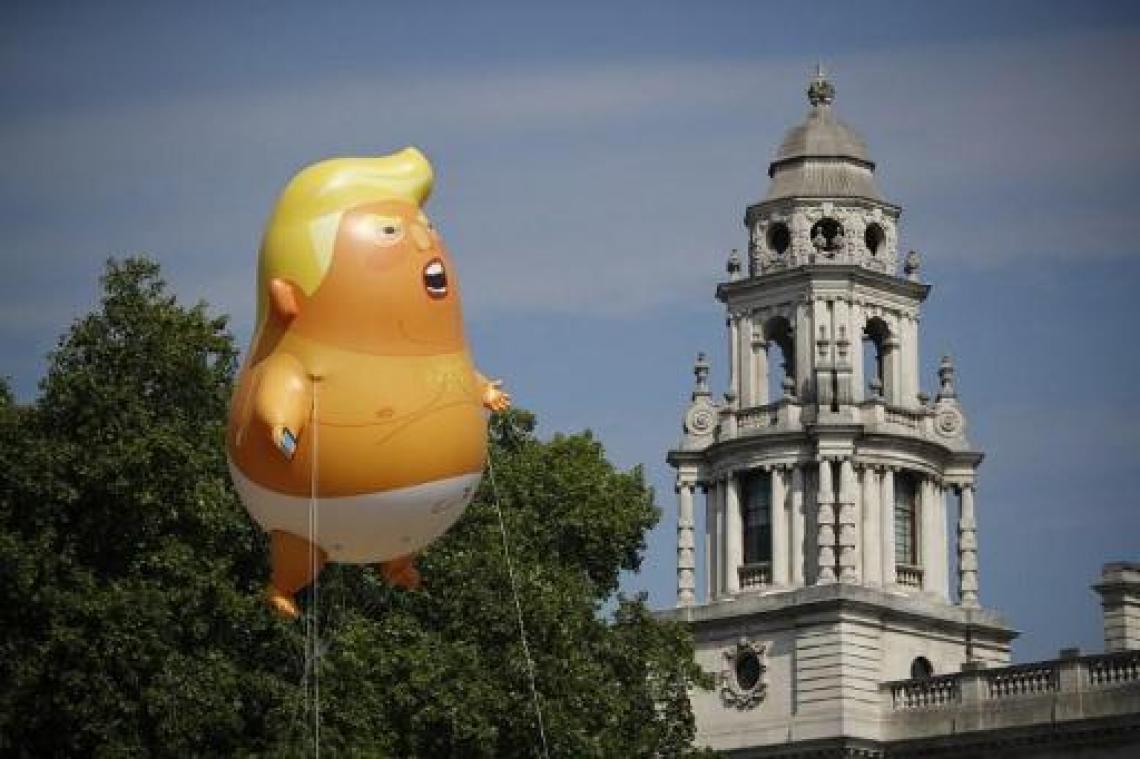 Reusachtige baby-Trump zweeft boven Londen