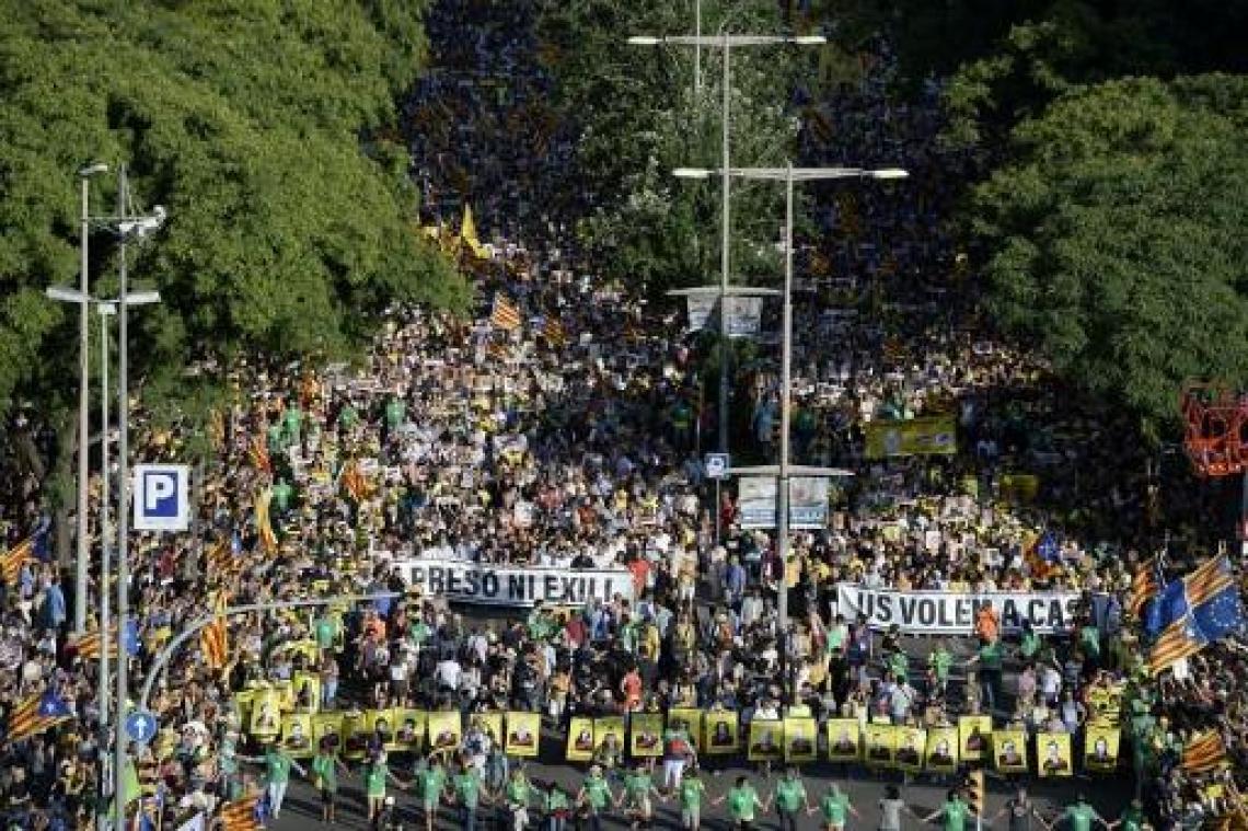 Crisis Catalonië - Duizenden betogen in Barcelona voor vrijlating politici