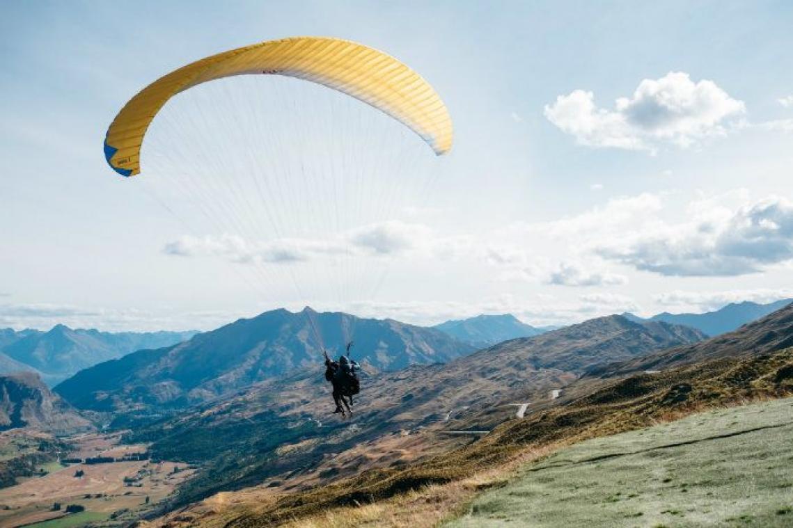 Wat een kaksituatie. Paraglider maakt ongelukkige landing in beerput
