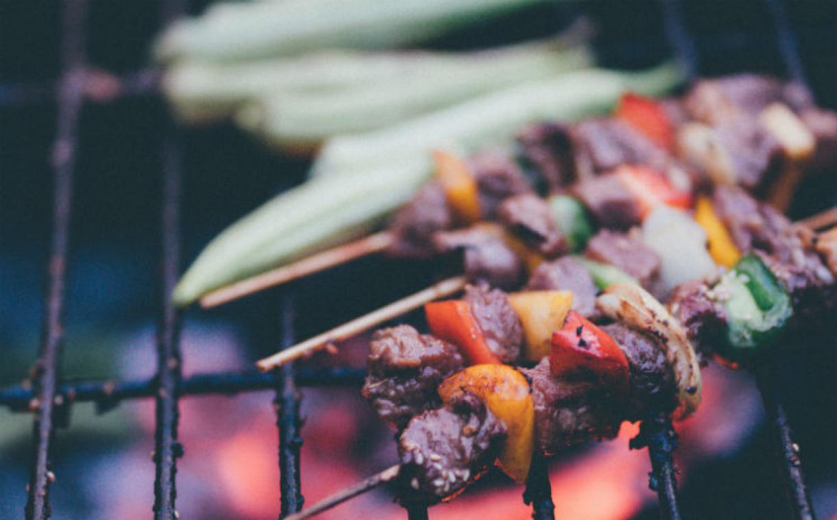 Uitnodiging voor tuinfeest gaat viraal: 'barbecue, geen orgie'