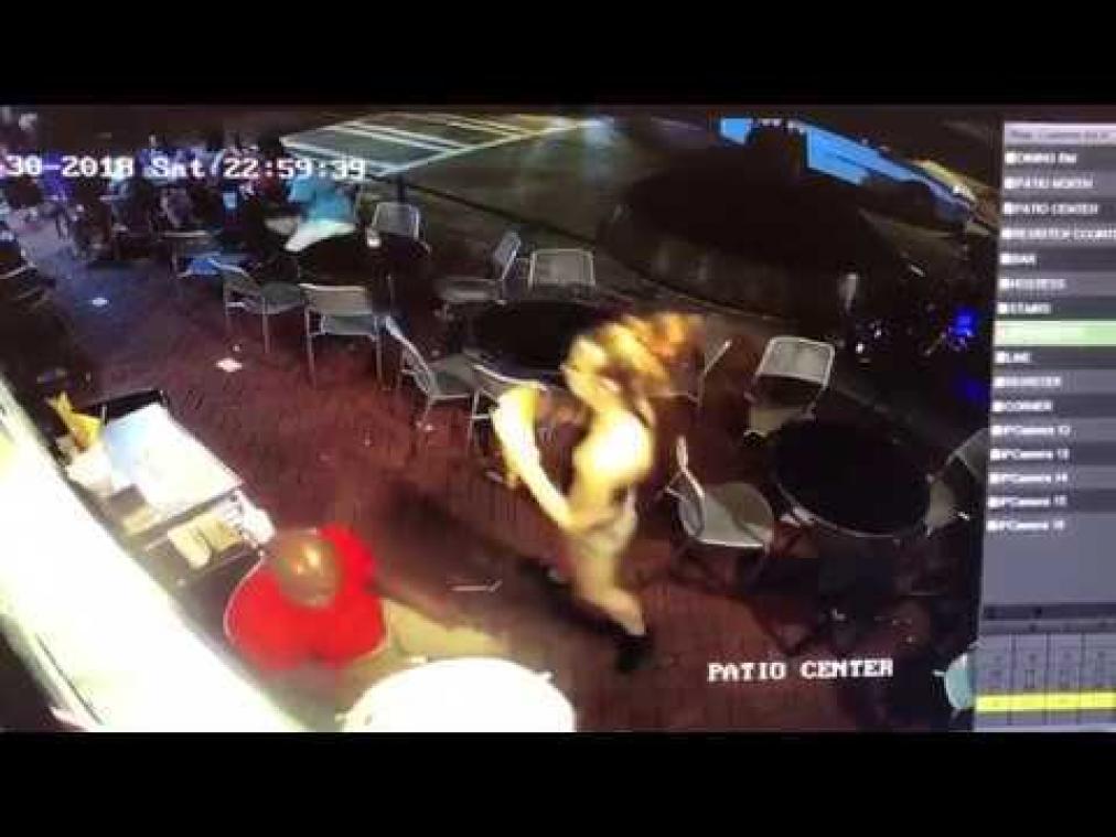 VIDEO. Handtastelijke man grijpt naar billen van serveerster, maar krijgt meer dan waar hij om vraagt