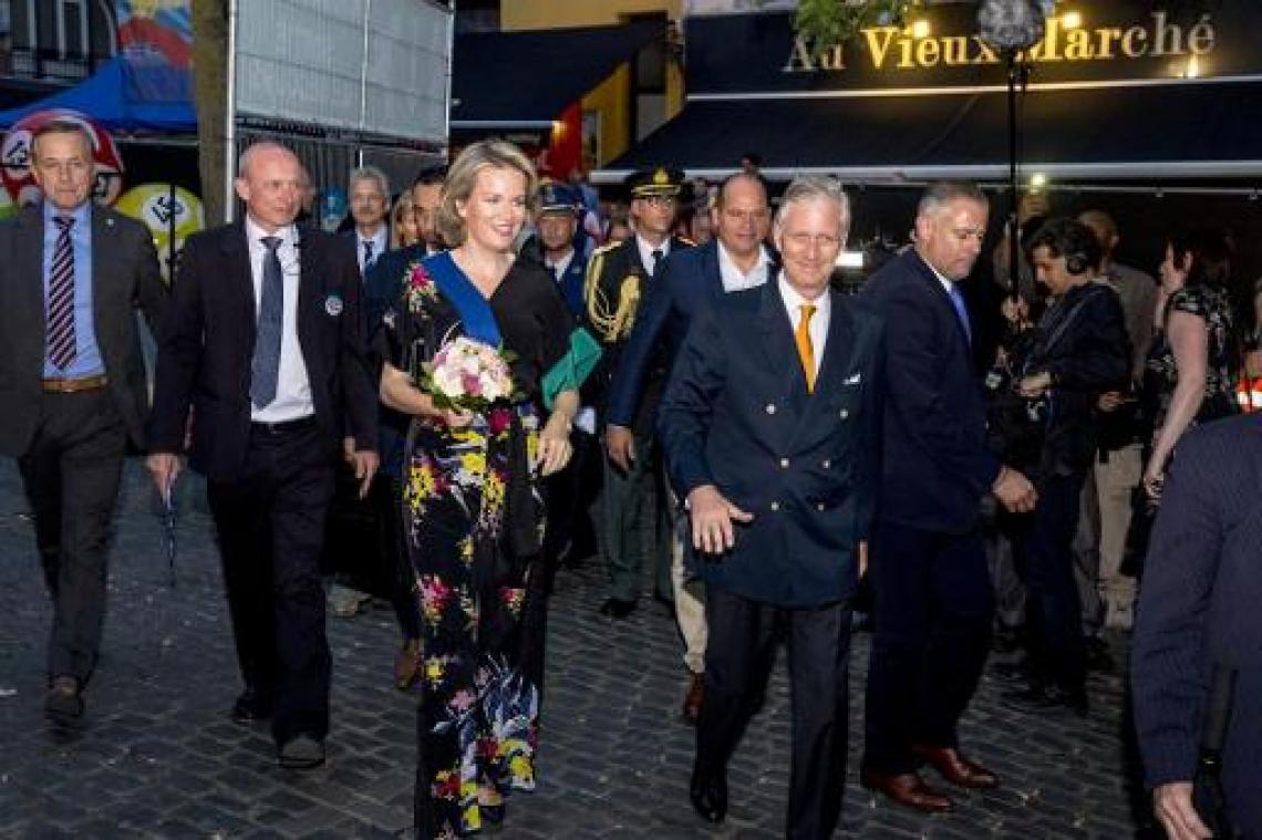 21 juli - Koningspaar geniet samen met volgelopen Vossenplein van Bal National