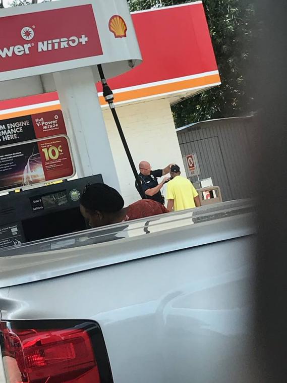 Agent scheert dakloze voor sollicitatiegesprek