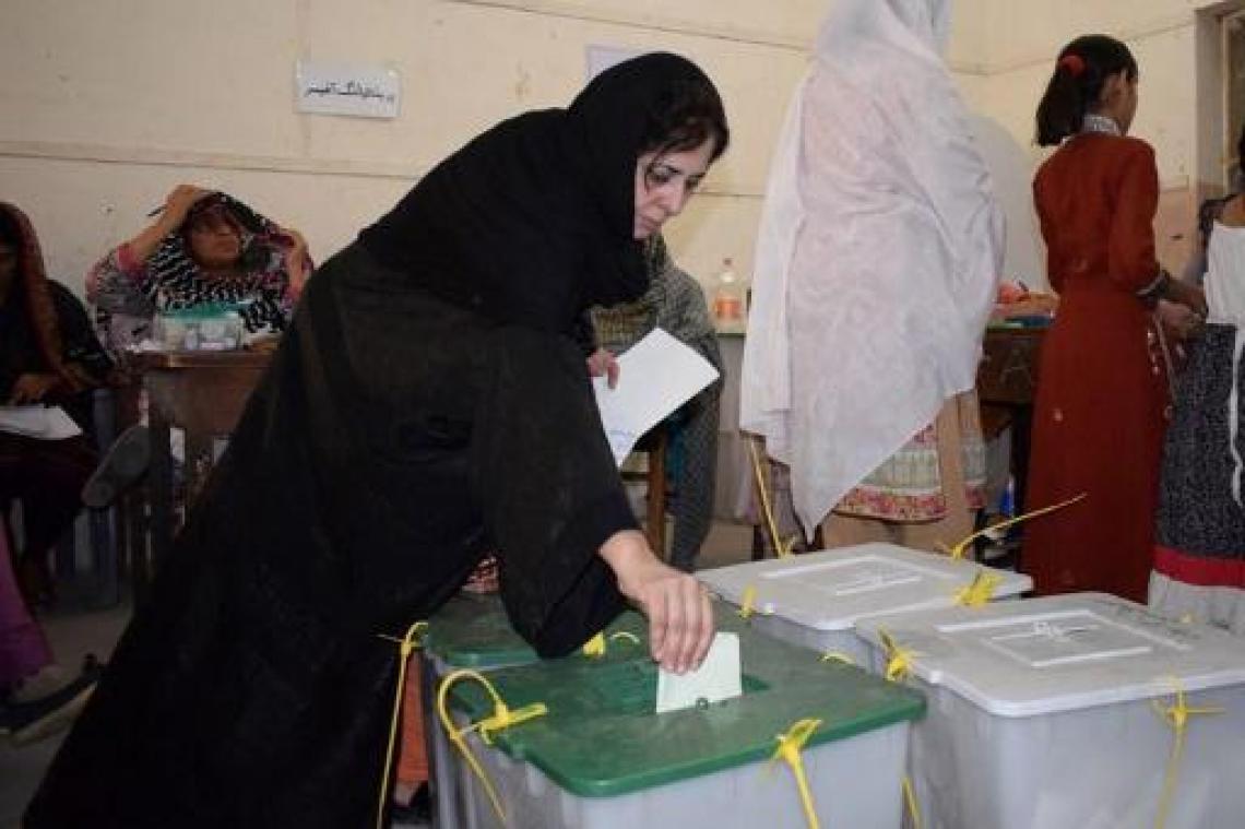 Minstens 31 doden bij zelfmoordaanslag IS aan Pakistaans stembureau