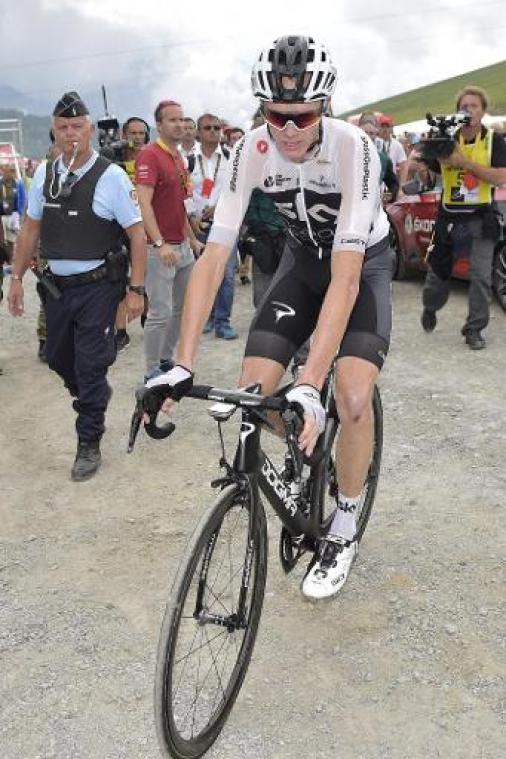 Agent brengt Froome na etappe in Tour de France ten val