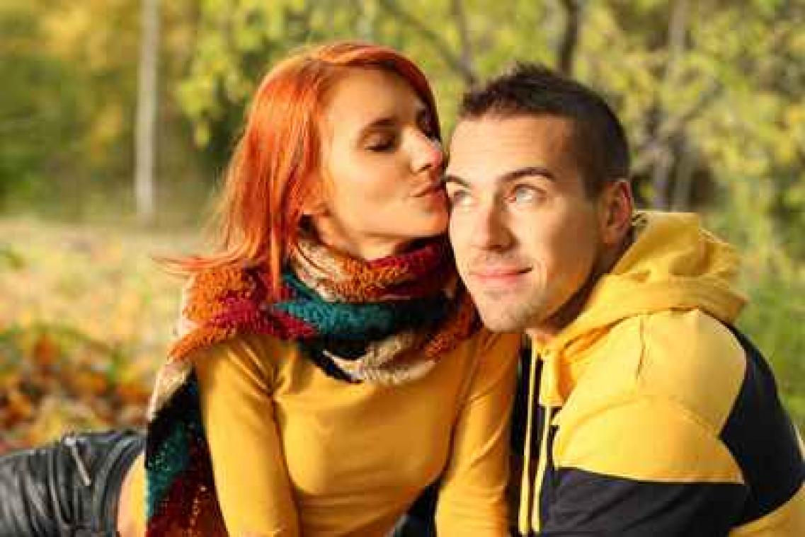 Eén op de vijf werknemers flirt erop los