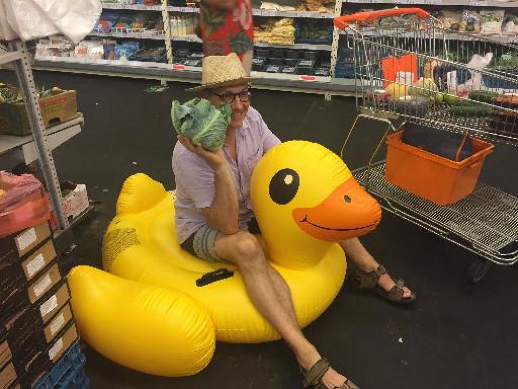 Niet de Vlamingen maar wel de pers duikt massaal de koelcel van de Colruyt in