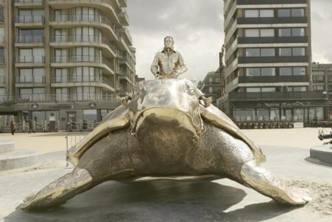 Nieuwpoort beboet beklimmen kunstwerken na schade aan Fabre's schildpad