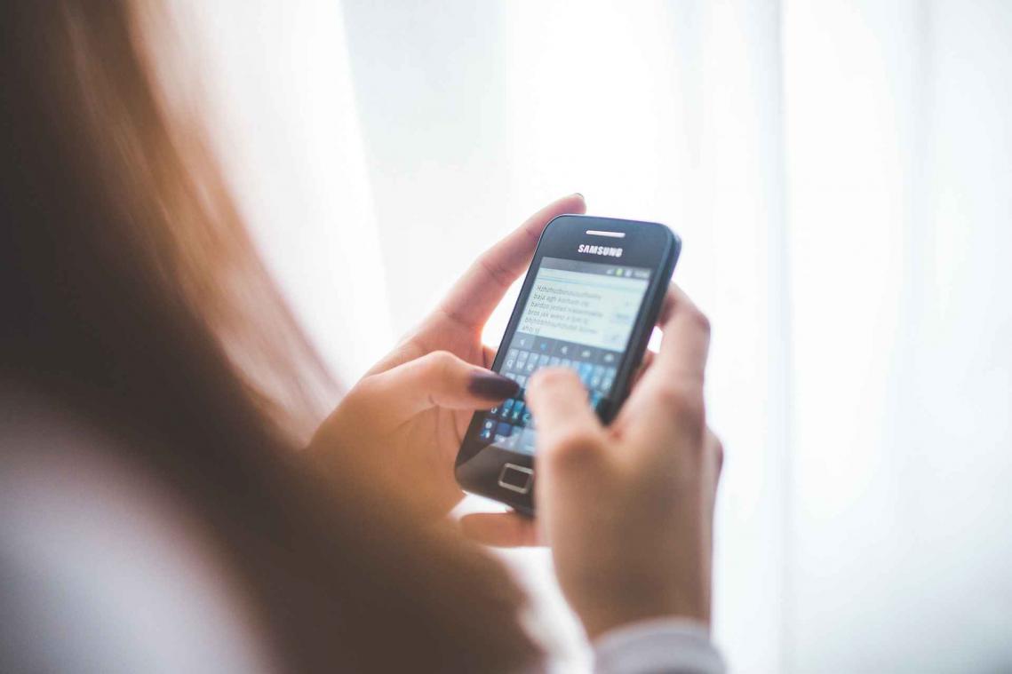 Jongeren kijken massaal in gsm van partner
