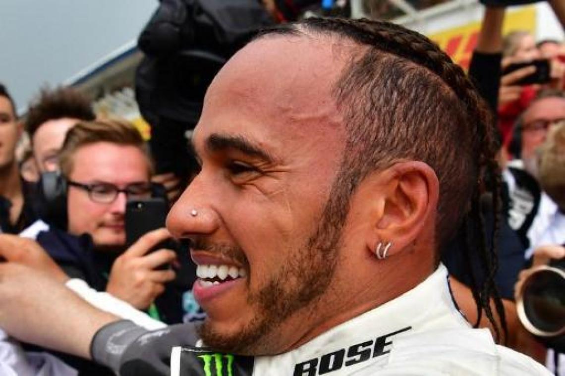 Lewis Hamilton verovert pole