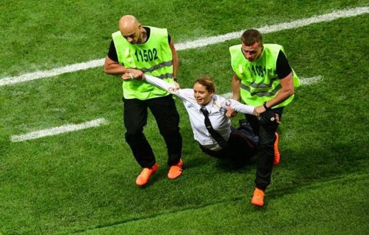 WK 2018 - Pussy Riot-activistes die veld bestormden in WK-finale direct na vrijlating weer cel in