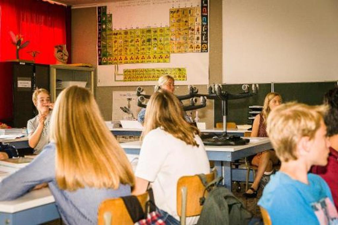 Crevits is geen voorstander van algemeen smartphoneverbod op school