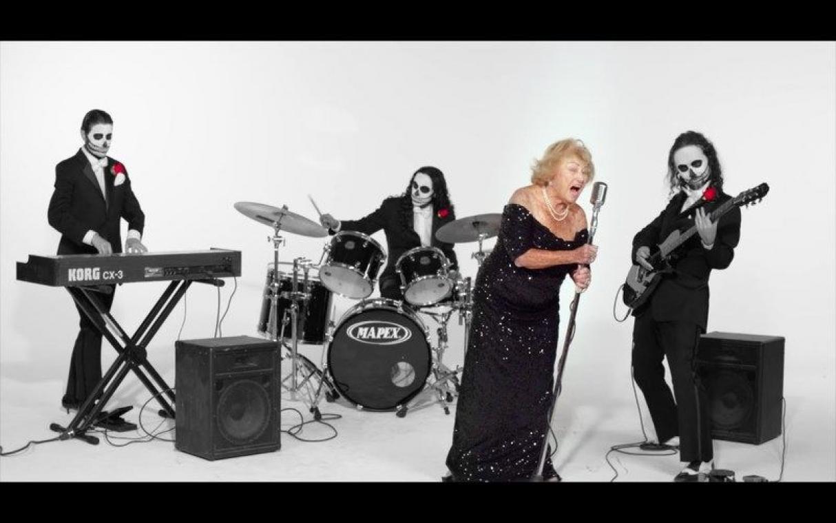 VIDEO. Bejaarde holocaustoverlever zingt in metalband