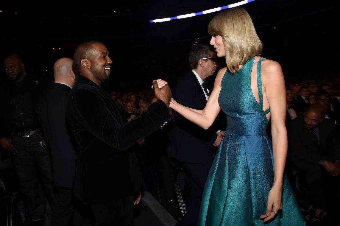 Broertje Taylor Swift gooit Kanye West-sneakers in de vuilbak
