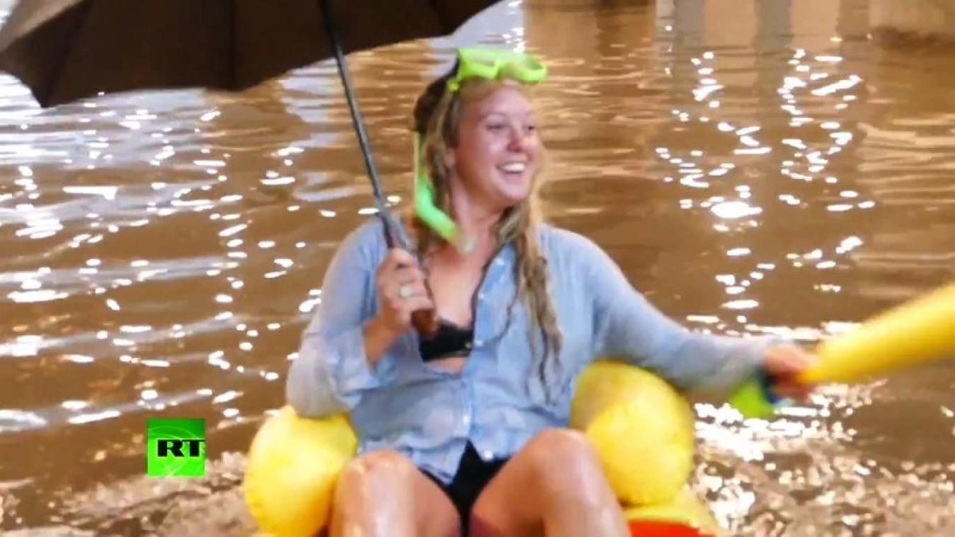 Hilarisch! Pendelaars bouwen een poolparty in overstroomd station