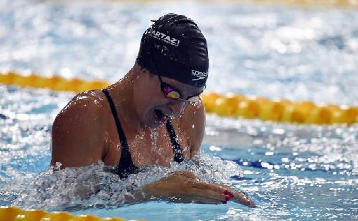 Fanny Lecluyse plaatst zich voor halve finales 100m schoolslag