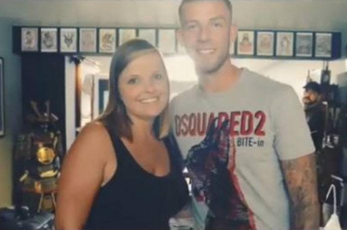Fan laat tattoo van handtekening Toby Alderweireld zetten