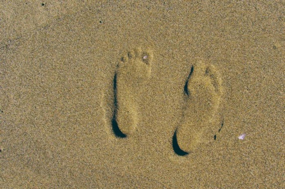LIFEHACK. Met deze tip krijg je het zand van je natte voeten