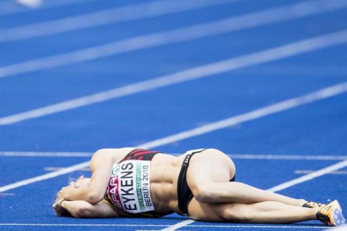 Renée Eykens valt letterlijk uit in reeksen 800m