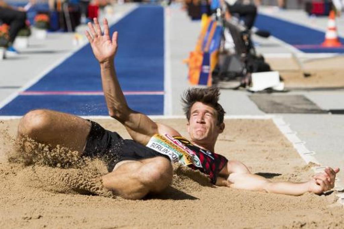 Thomas Van der Plaetsen, zestiende na verspringen, zet door na hinder aan voet
