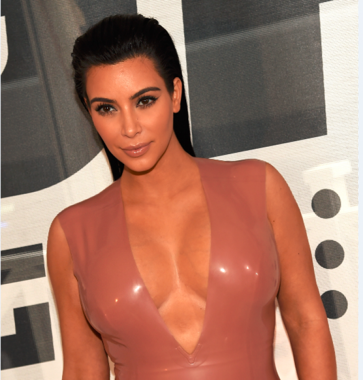 Het geheim achter Kim Kardashians decolleté