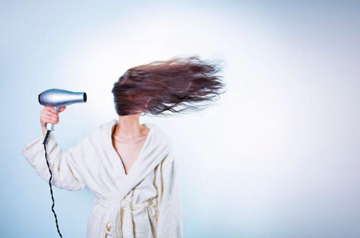 Daarom droog je je haar beter met een haardroger