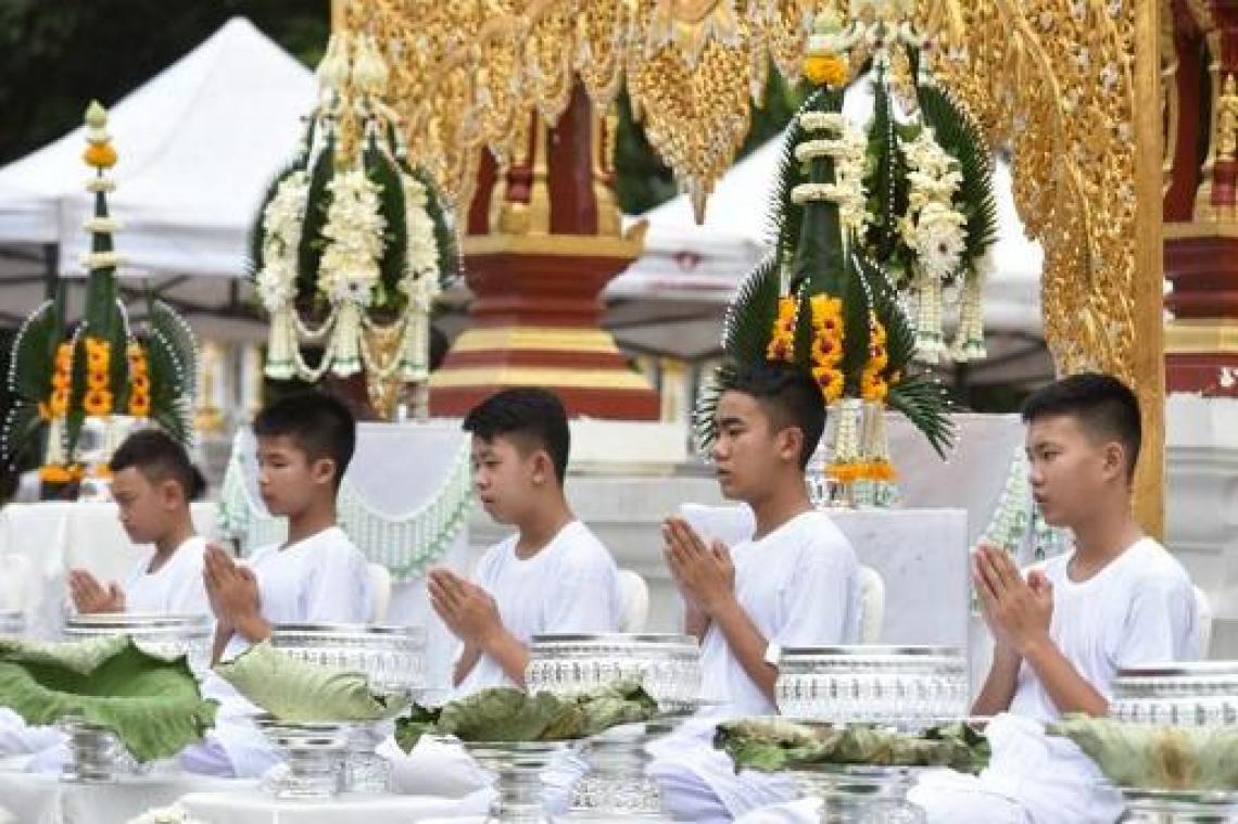 Drie staatloze voetballertjes en coach worden Thai