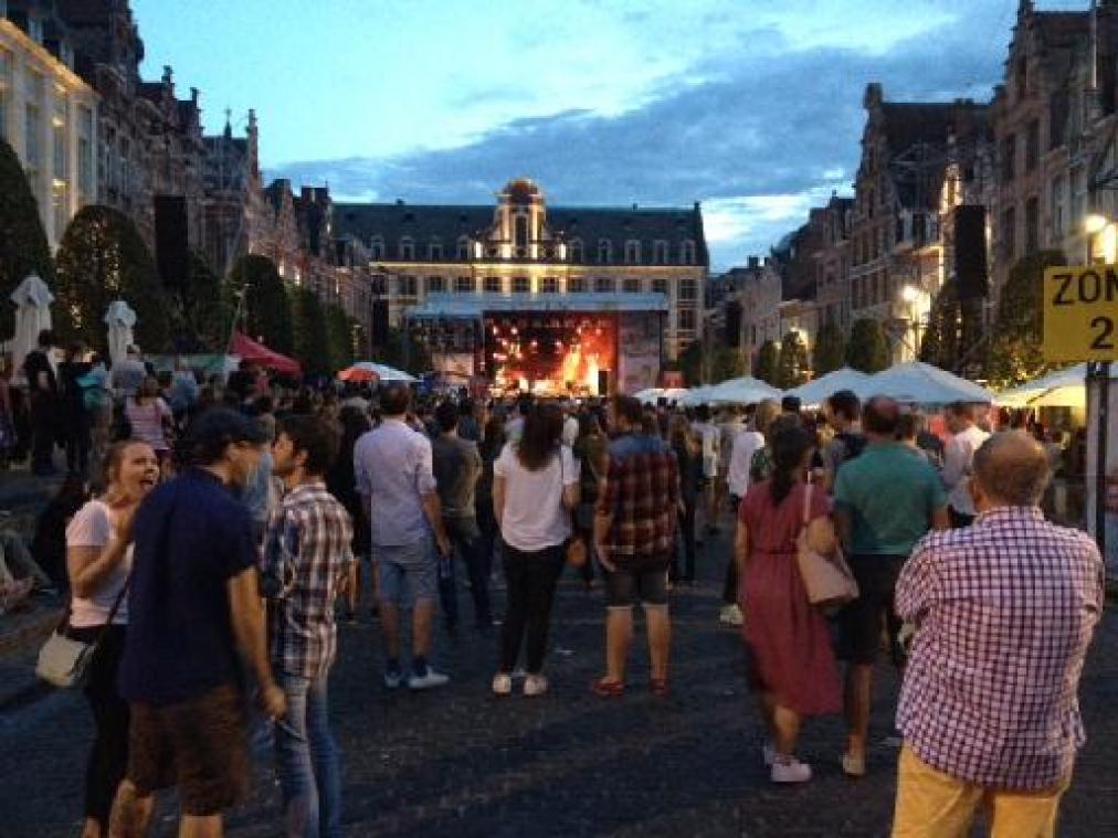 Begeleidingsband Prince brengt op Leuvense Oude Markt de meester weer even tot leven