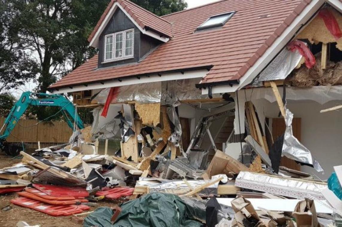 Boze aannemer sloopt vijf nieuwe huizen na verhitte discussie