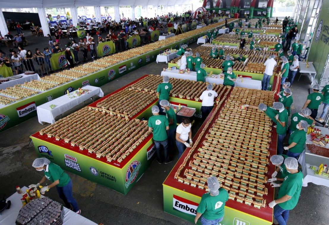 Mexicaanse stad heeft wereldrecord langste rij hotdogs beet