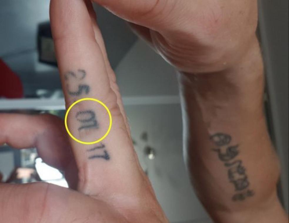 Man laat verkeerde trouwdatum op vinger tatoeëren