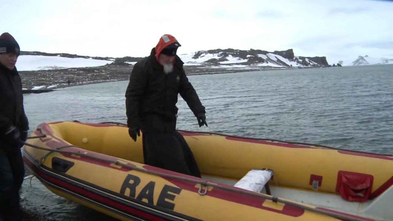 Russisch-orthodoxe kerkleider treedt in dialoog met pinguïns