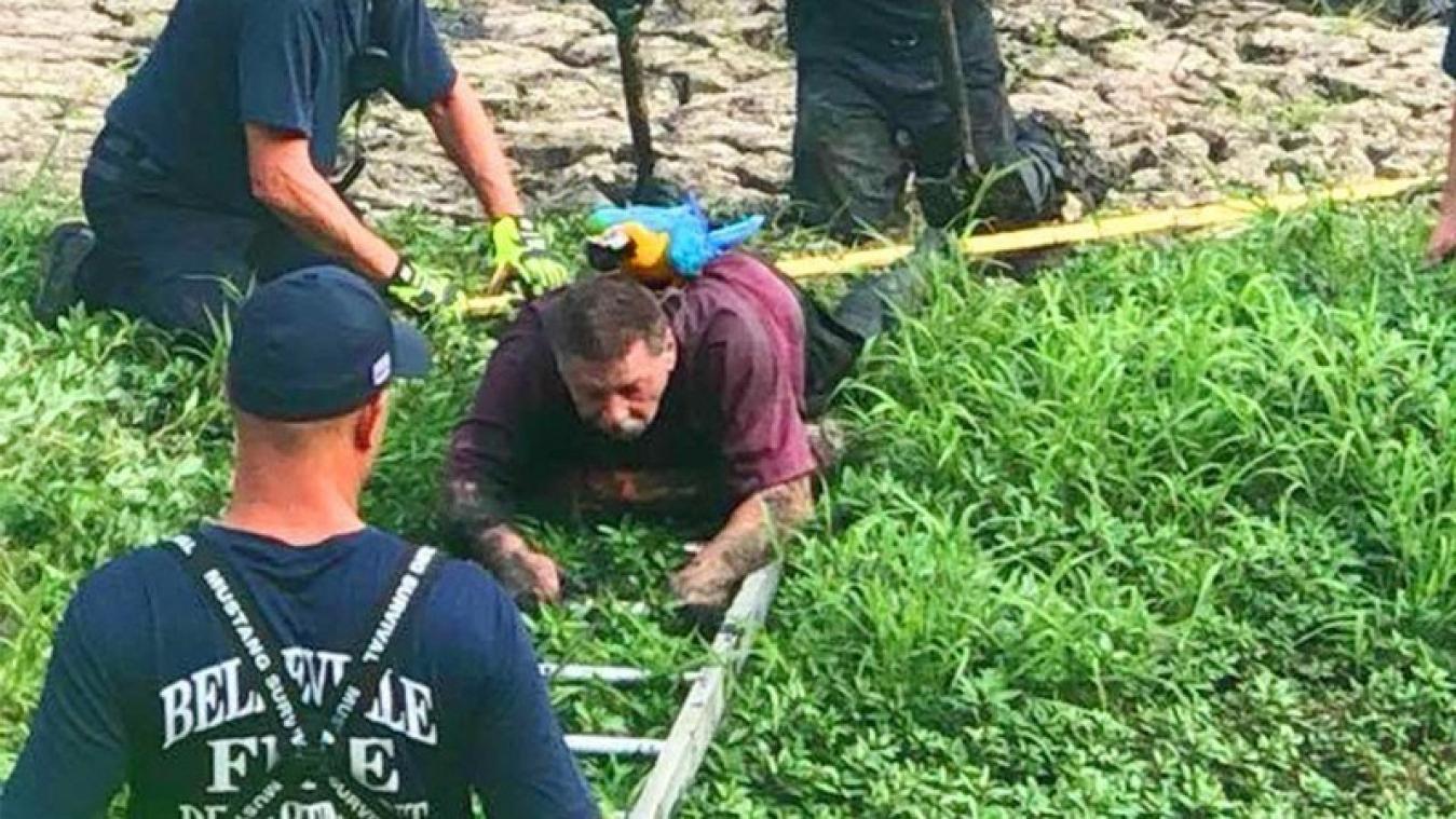 VIDEO. Brandweer redt man uit de modder samen met zijn papegaai
