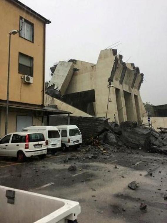 Huizen geraakt onder ingestorte snelwegbrug in Genua