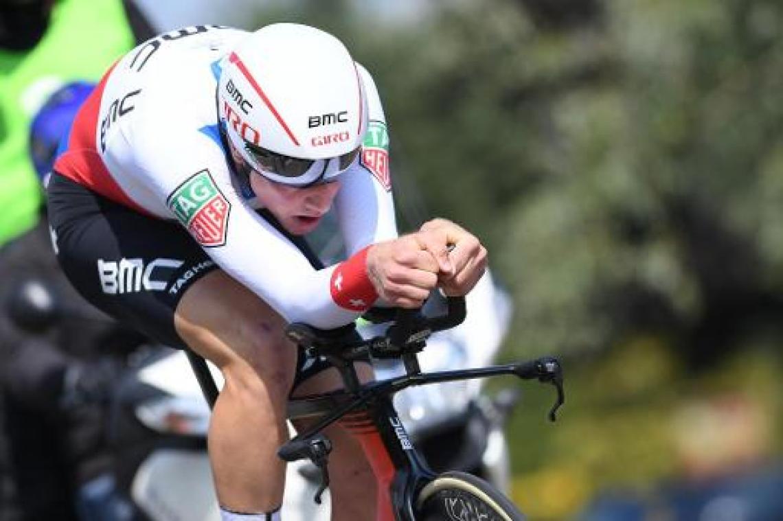 Zwitser Küng houdt Victor Campenaerts van winst in tijdrit