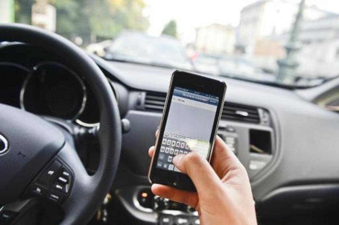 Smartphonebril simuleert afleiding door mobiele telefoon tijdens rijden