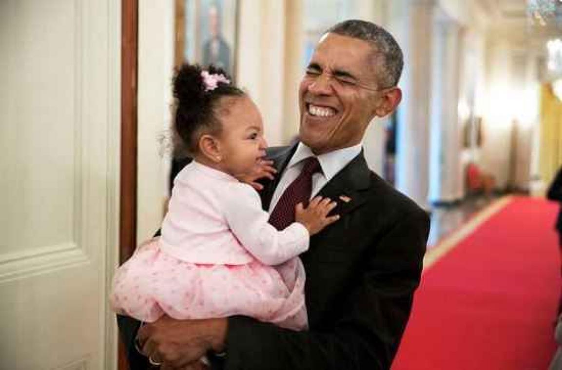 IN BEELD: Waarom iedereen foto's van Obama met kinderen deelt