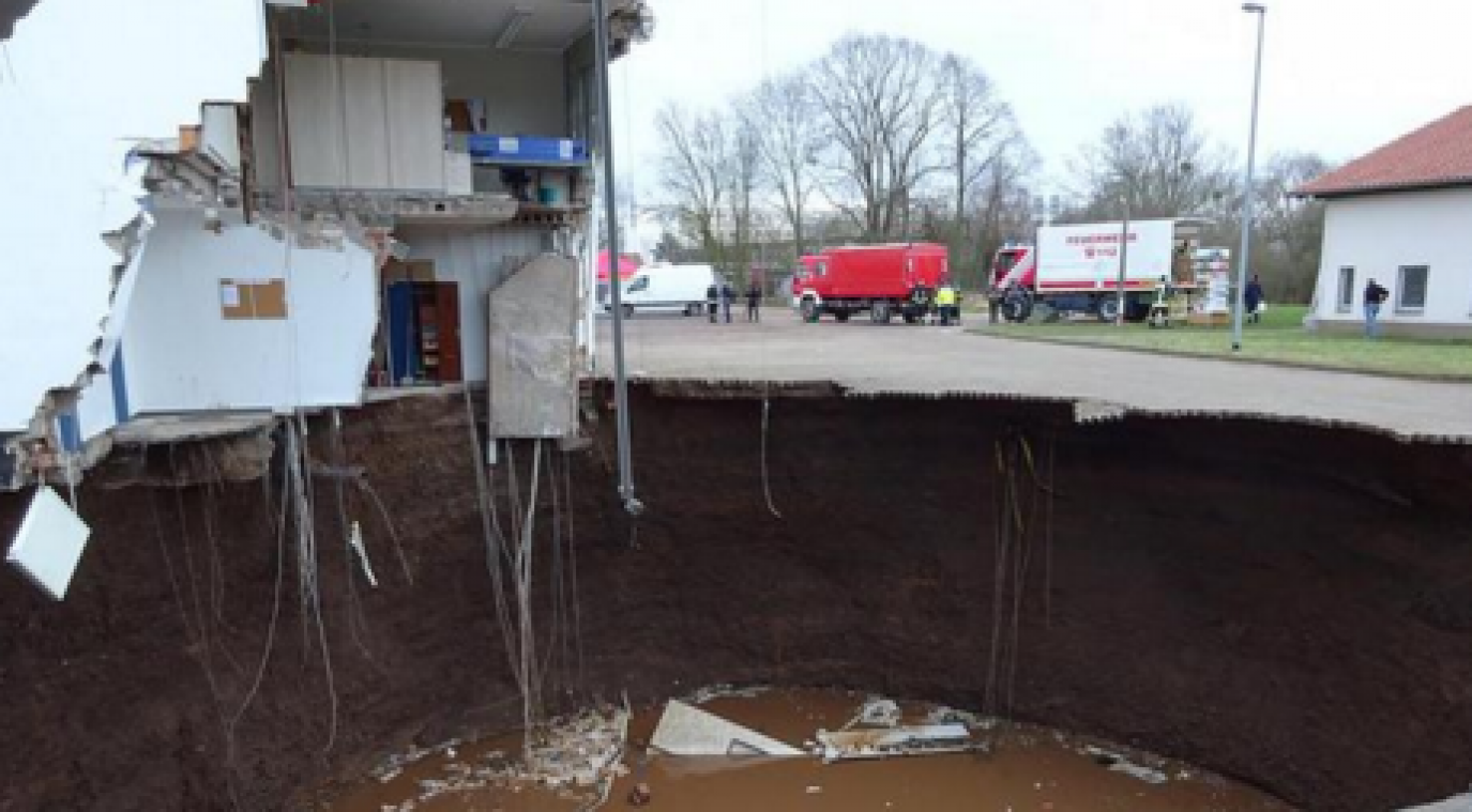 Duitse stad opgeschrikt door enorme krater