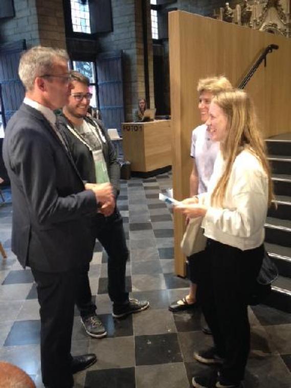 Rector KU Leuven Luc Sels verwelkomt eerste studente
