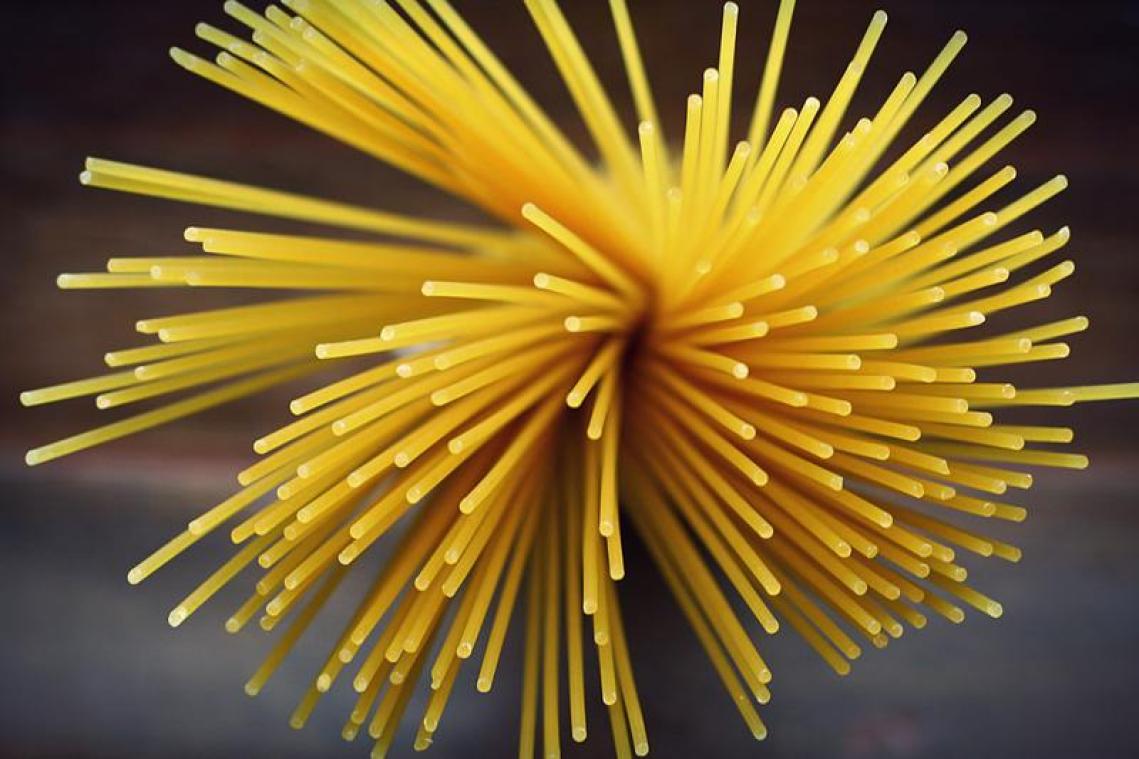 Waarom breekt spaghetti zo moeilijk in twee?