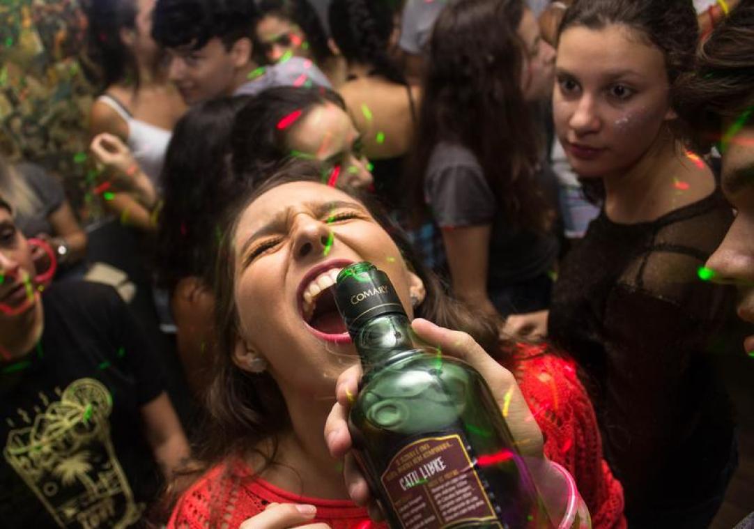 IN BEELD. Alcohol is een aanslag op je tanden