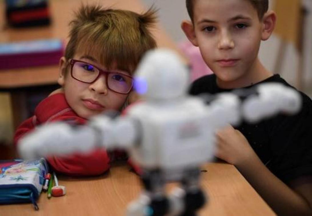 Kinderen laten zich gemakkelijker beïnvloeden door robots dan volwassenen